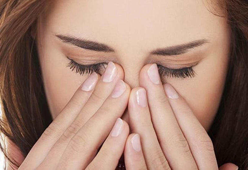 Đeo kính áp tròng dùng thuốc nhỏ mắt nào để tốt nhất cho mắt