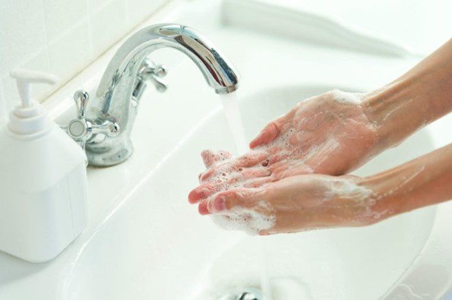 Vệ sinh tay là điều đầu tiên cần thực hiện trước khi chạm vào bất cứ thứ gì liên quan đến lens